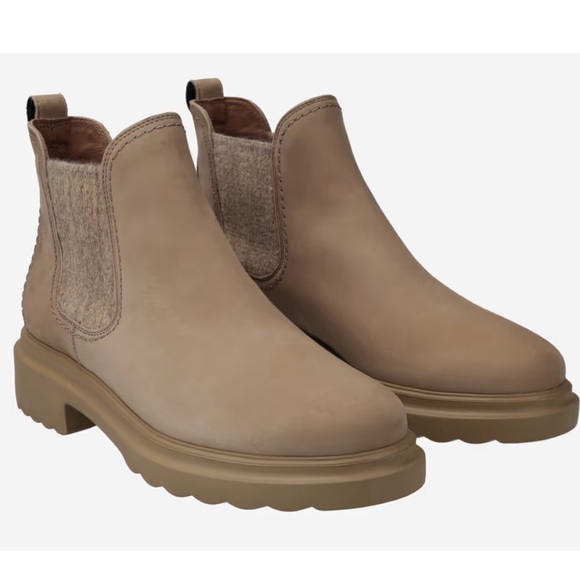 Chelsea ankle bootieTan suede leatherNever Worn in Box